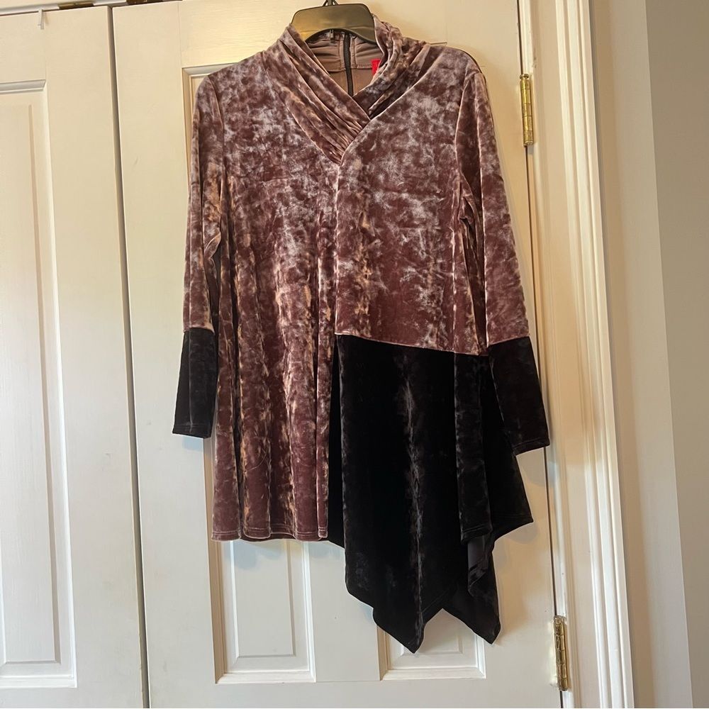 ic by Connie K Velvet Colorblock Black & Mauve Assymetrical Hem Blouse Sz Small
